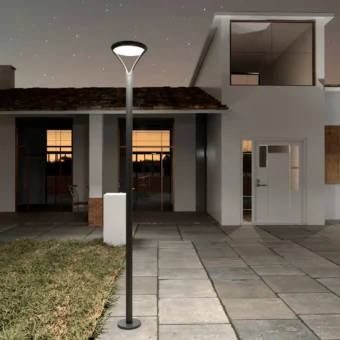 Aplique solar de farola IRIS en exterior de noche