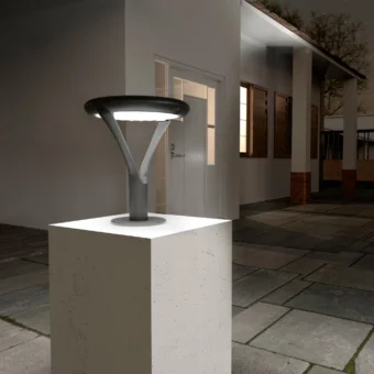 Aplique solar de sobremuro IRIS en exterior de noche